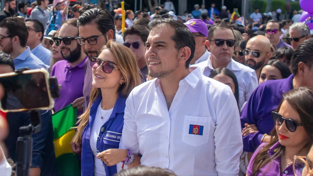 Giovanna Ubidia y Harold Burbano realizaron una marcha hasta el CNE de Pichincha.
