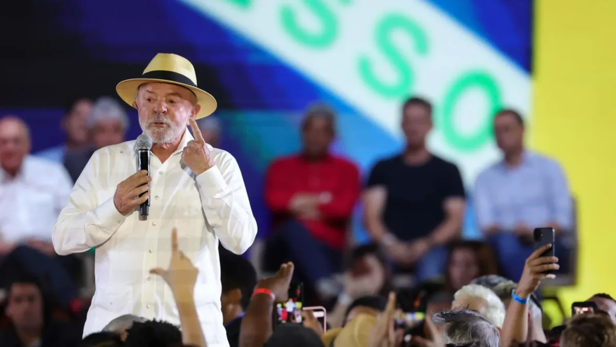 El presidente de Brasil, Luiz Inácio Lula da Silva, reacciona en la convención nacional del Partido de los Trabajadores de Brasil (PT) , en Sao Paulo (Brasil).