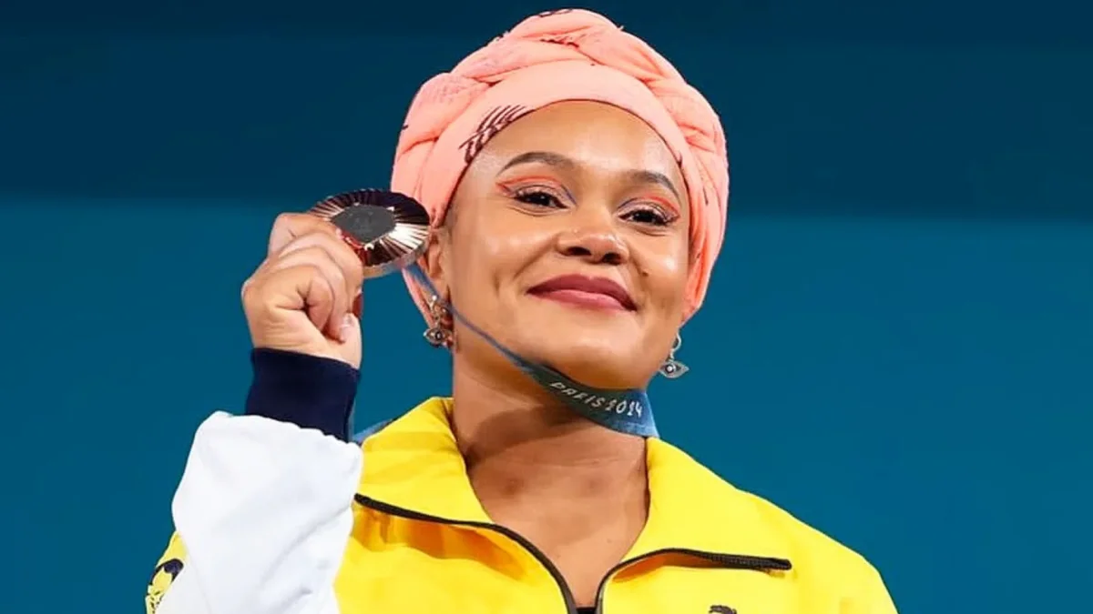 Neisi Dajomes posa con la medalla de bronce obtenida en los Juegos Olímpicos de París 2024.