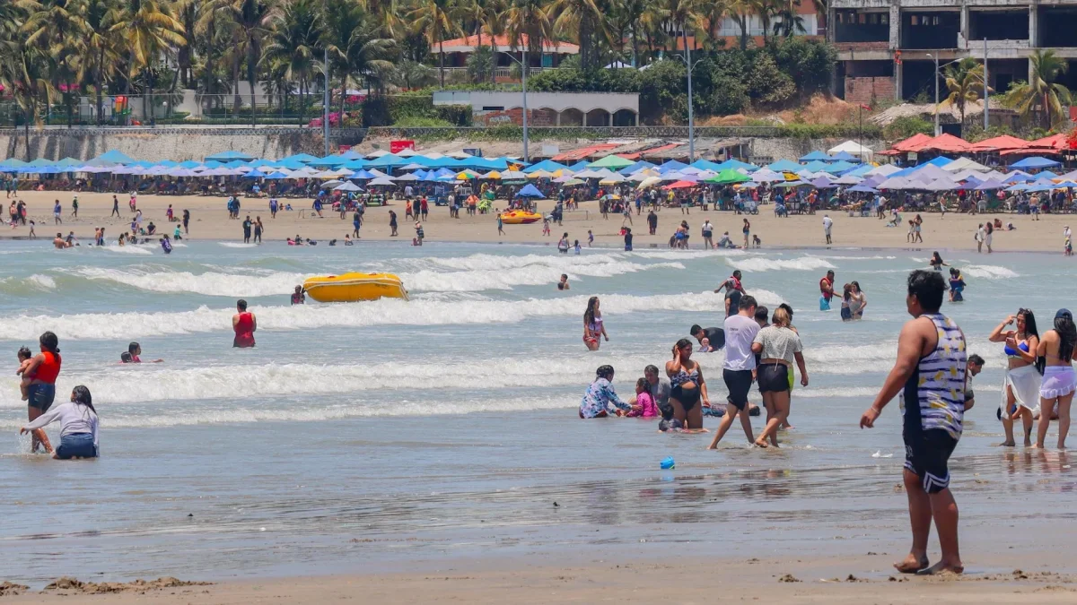 Una playa del Ecuador visitada por cientos de turistas.