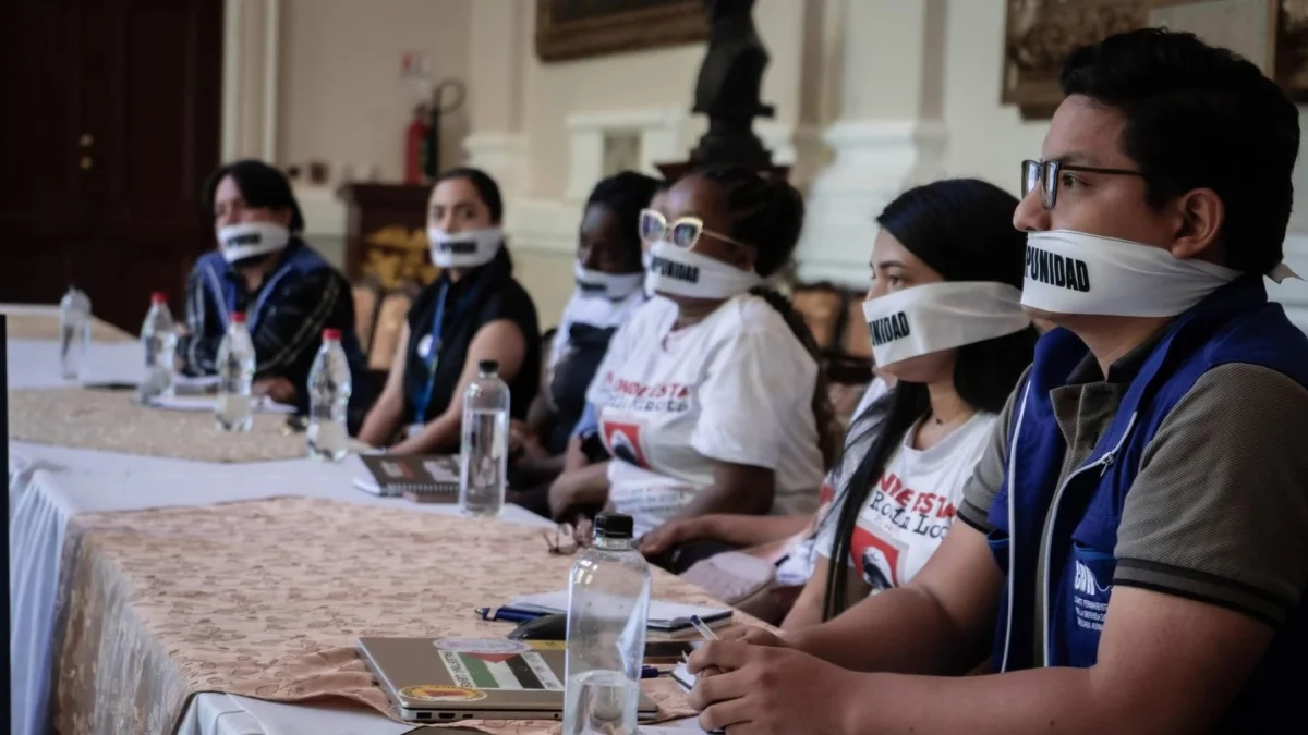 Delegados del CDH y de comité de familiares de personas desaparecidas se colocaron vendas en la boca con la frase “No a la Impunidad” tras la ausencia del Ministerio de Defensa en la mesa de diálogo institucional.