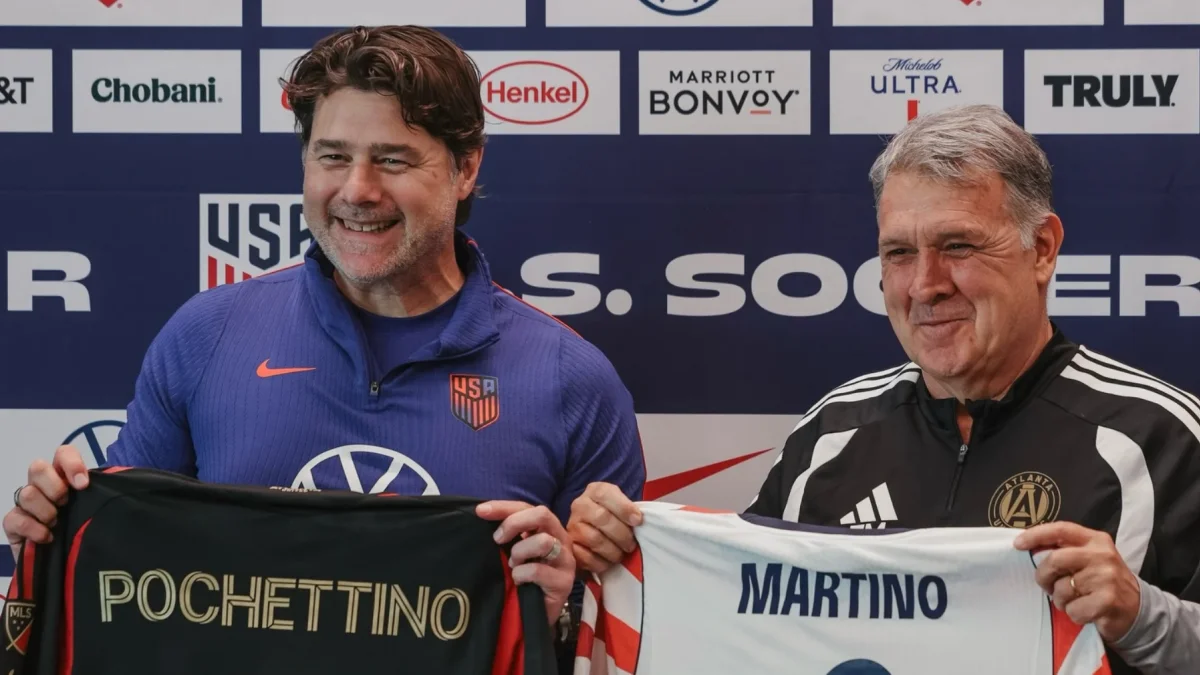 Mauricio Pochettino posa con la camiseta de la selección de Estados Unidos durante su presentación oficial como entrenador.