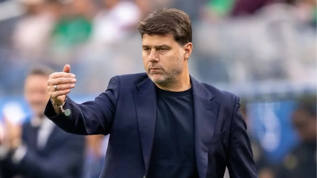 Mauricio Pochettino dirige a la selección de Estados Unidos desde el área técnica durante un encuentro oficial.