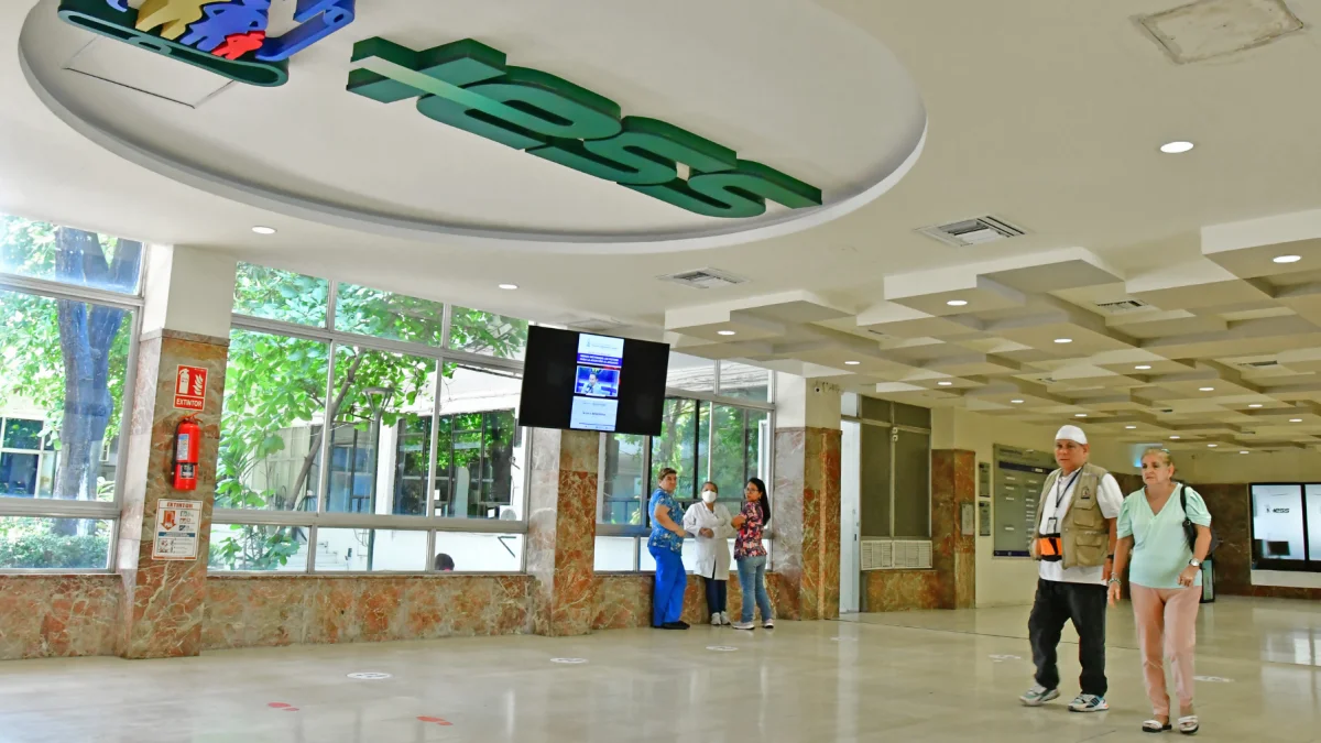 Referencial.Usuarios esperan atención en una unidad del IESS ante la falta de medicamentos gratuitos