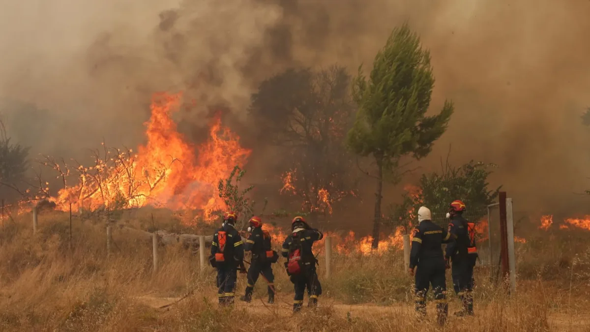 Los bomberos combaten un incendio forestal en la zona metropolitana de Megara, Ática, Grecia, el 2 de agosto de 2026.