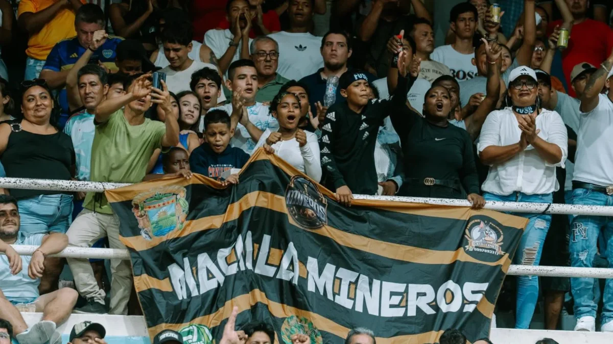 Aficionados de Machala Mineros alentan a su equipo durante el debut en el Clausura 2026 de la Liga Nacional de Ecuavóley.