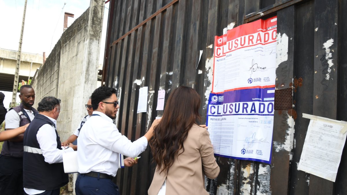 Justicia y Vigilancia coloca sellos de clausura.