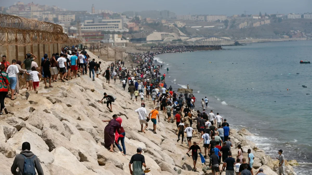 Más de sesenta mil personas cruzaron el espigón de El Tarajal, desde Marruecos hacia Ceuta, generando una de las crisis migratorias más grandes de España.