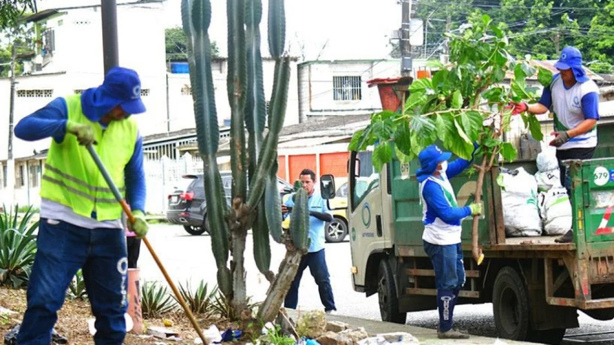 Las calles de Guayaquil muchas veces lucen sucias por el desorden ciudadano.