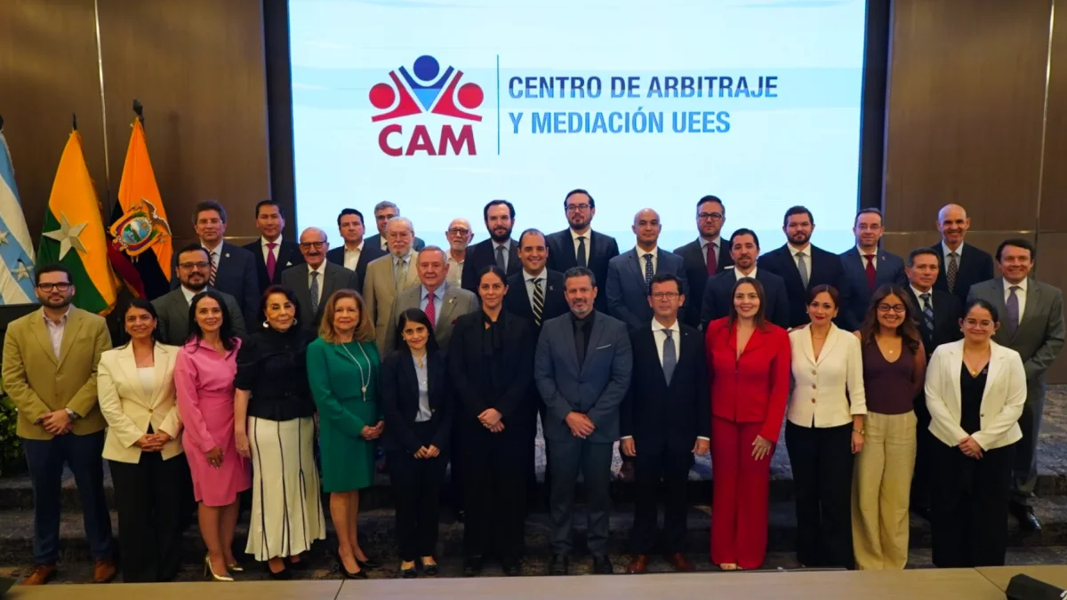 La ceremonia concluyó con la fotografía oficial de autoridades de la UEES y los nuevos integrantes del Centro de Arbitraje y Mediación para el período 2026-2028.
