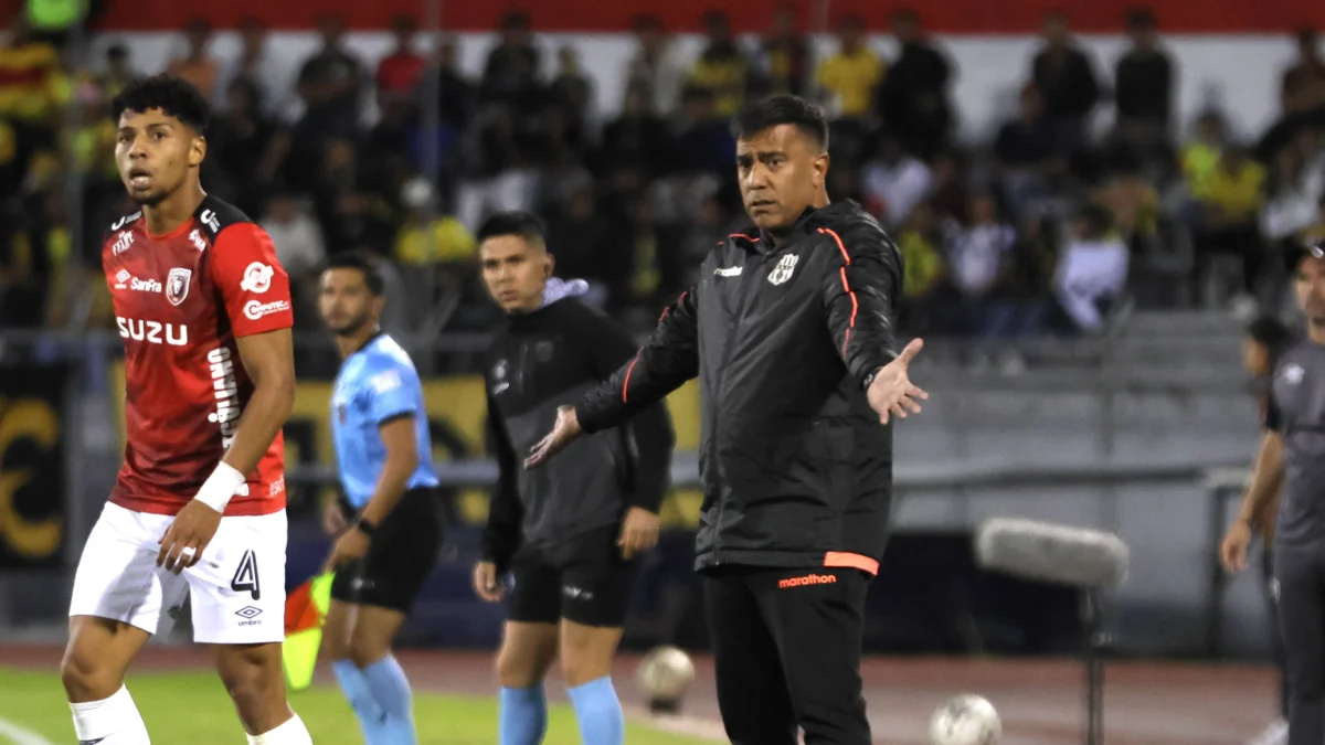 César Farías en la zona técnica de Barcelona en el empate 1-1 ante Leones.