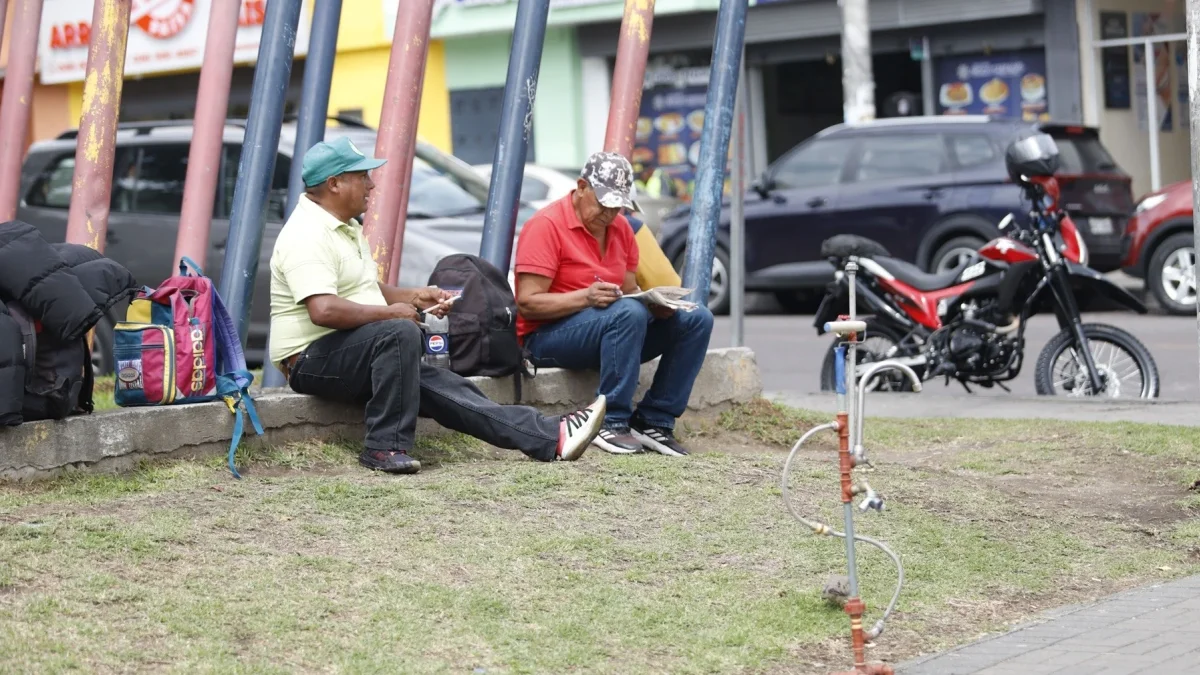 Los trabajadores informales, rurales y quienes realizan actividades al aire libre figuran entre los grupos más expuestos, según la OIT.