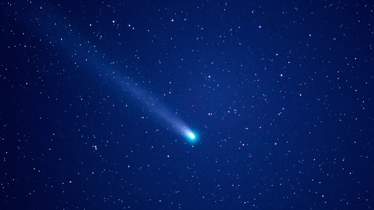 Referencial. El Observatorio Astronómico de Quito recomienda usar binoculares o un telescopio para apreciar el cometa.