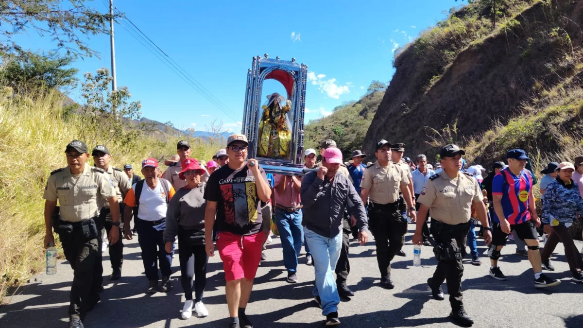 La devoción a la Virgen de El Cisne se manifiesta en actos previos a la romería a su santuario.