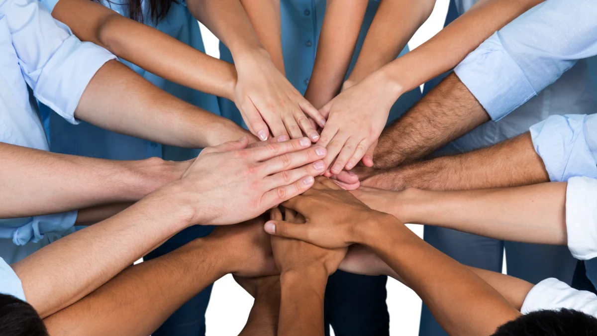 La solidaridad y el diálogo son planteados como claves para fortalecer la convivencia humana.