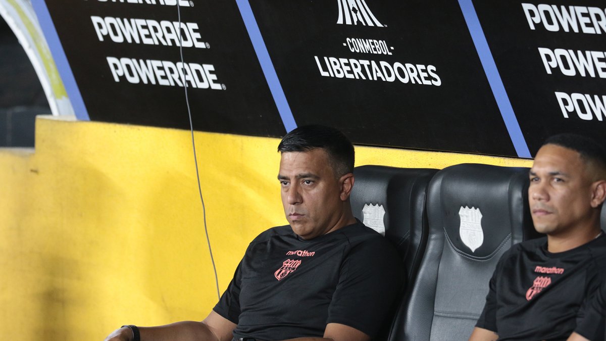 César Farías seguirá dirigiendo a Barcelona SC en la temporada 2027.