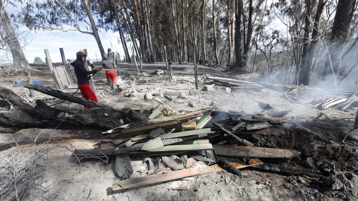El Quinche. El viento aceleró la propagación del incendio. Bomberos continuaron hasta ayer con labores de enfriamiento y monitoreo permanente.