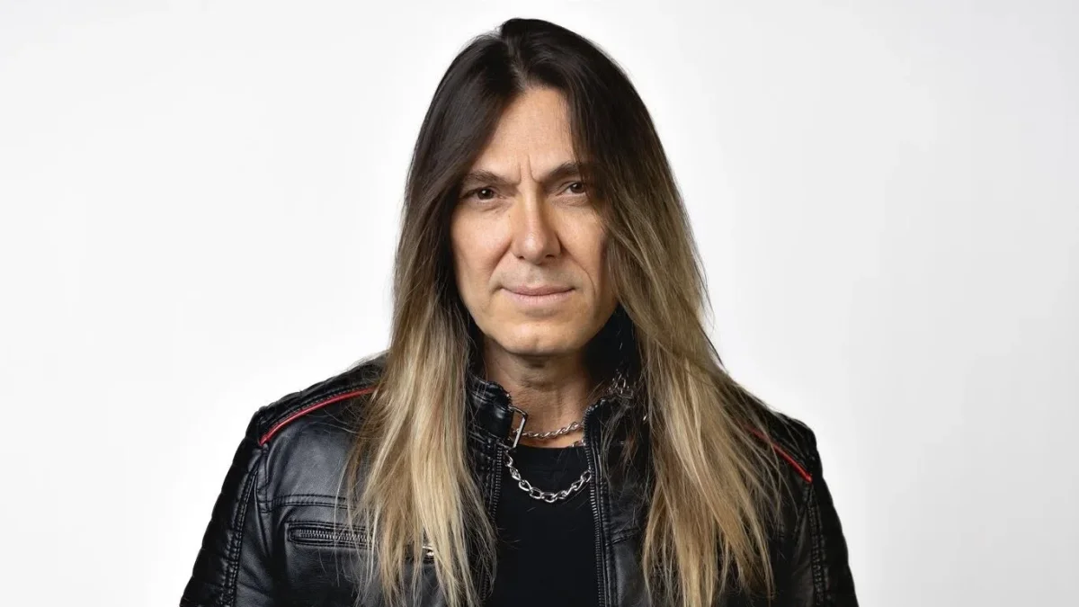 Edu tiene una vasta discografía, en solitario y con grupos como Angra, Almah y Symbols.