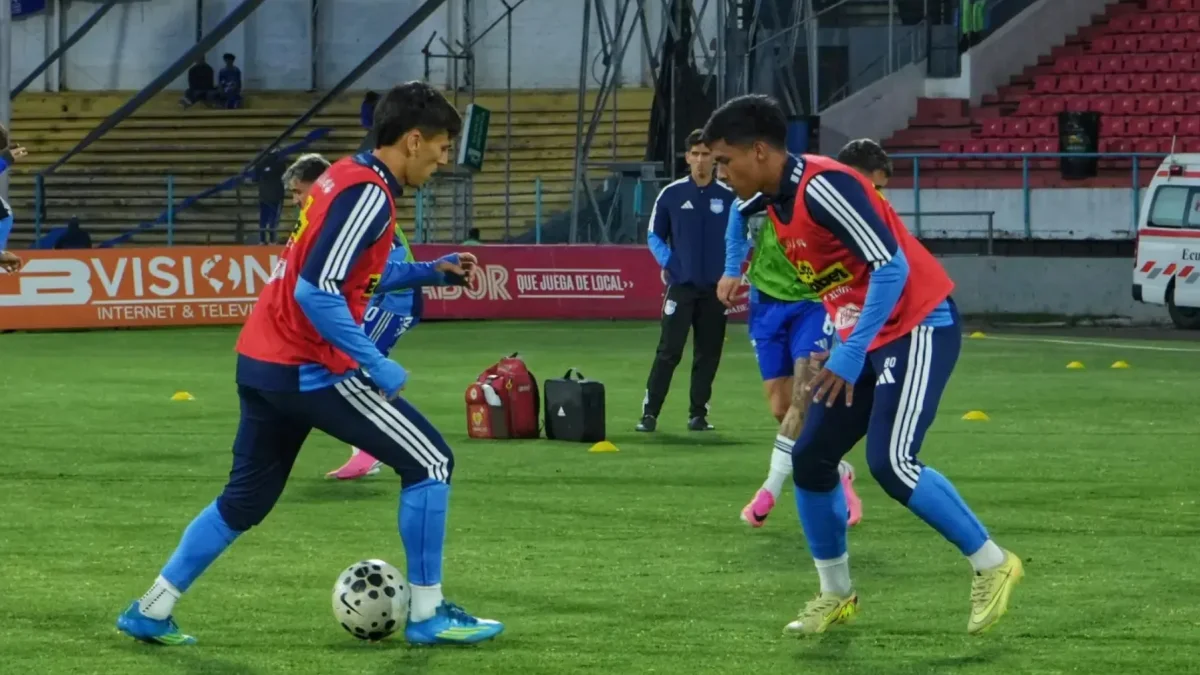 La plantilla de Emelec durante un entrenamiento en el estadio George Capwell.