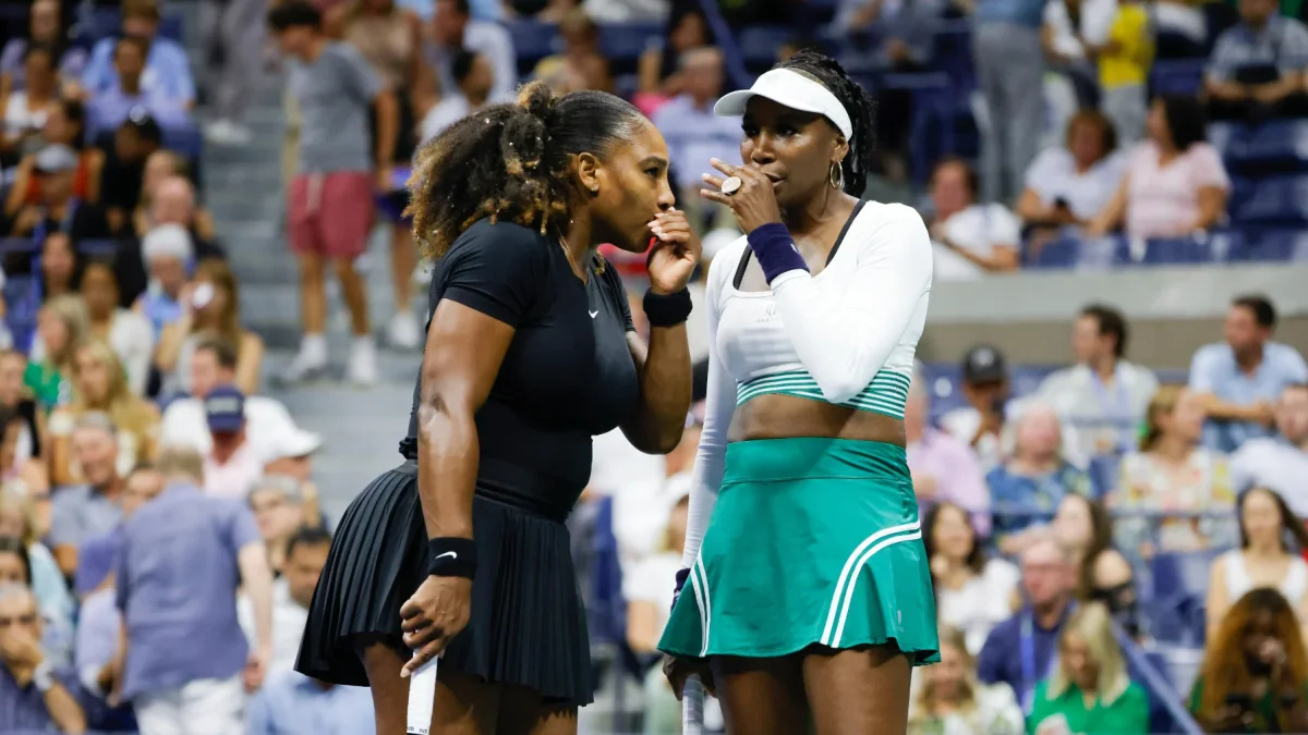 Venus y Serena Williams durante un partido de dobles en Wimbledon.