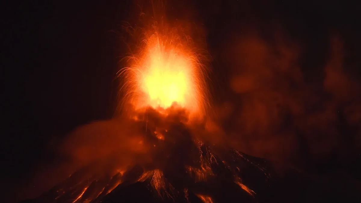 El volcán de Fuego en erupción este 4 e agosto de 2026, en Alotenango, a 65 kilómetros al suroeste de Ciudad de Guatemala (Guatemala).