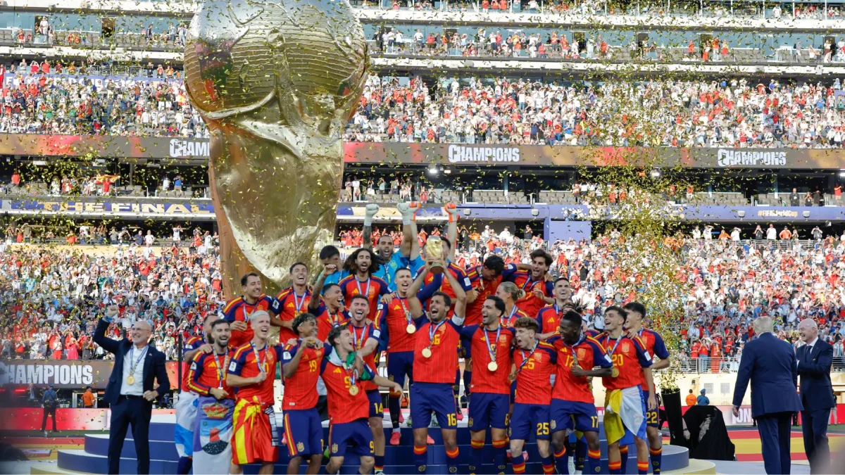 Imagen en la que puede verse a jugadores de España tras lograr el título del Mundial de Estados Unidos, México y Canadá en el estadio MetLife