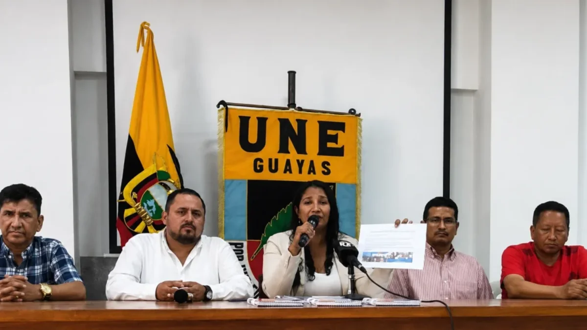 Gabriela Menéndez, presidenta de la UNE en Guayas, expone la postura del gremio docente frente al Ministerio de Educación.