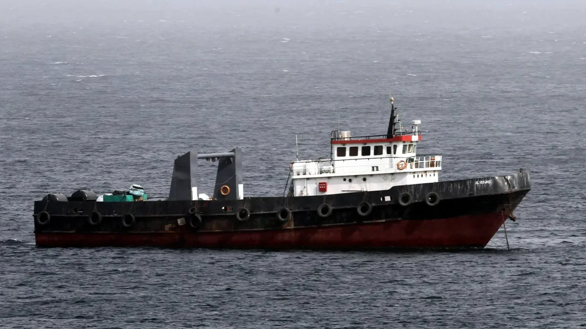 Un barco comercial navega por las costas de Khasab en el Estrecho de Ormuz, Musandam, Omán.