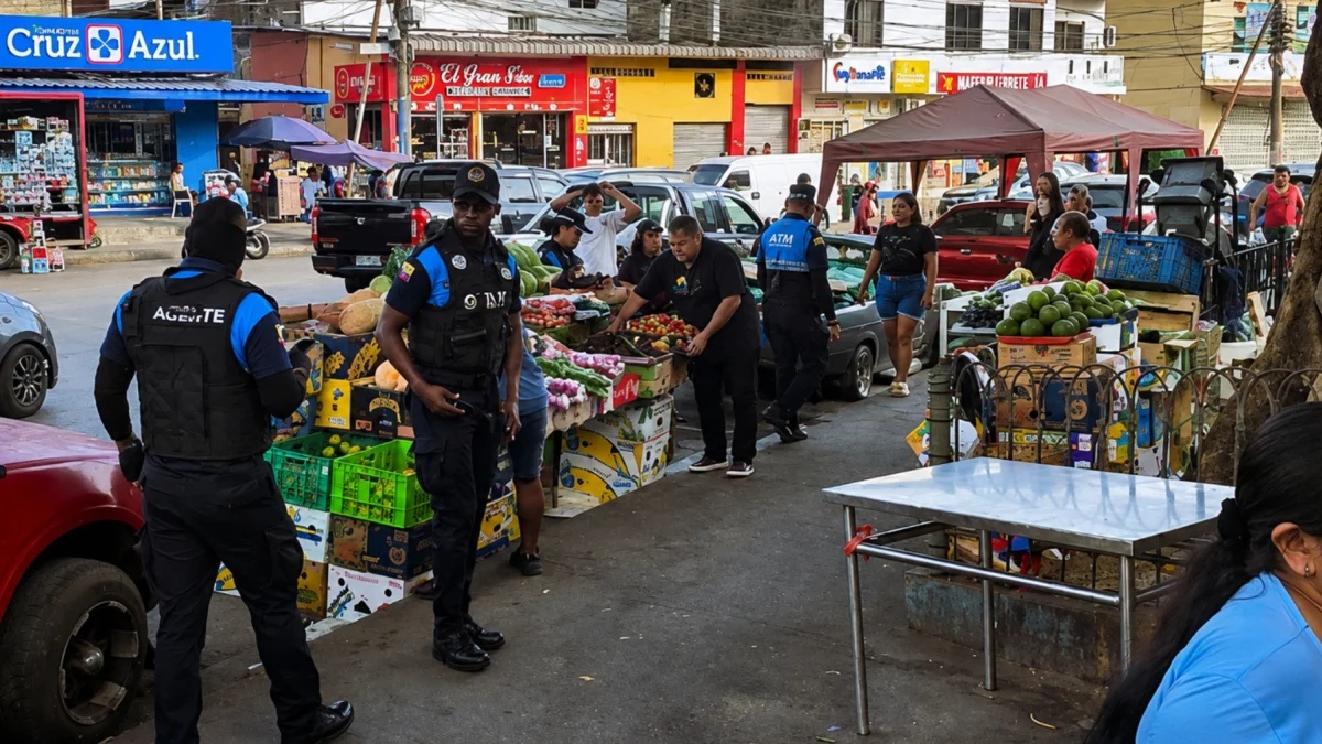 Agentes de Segura EP regulan el espacio público en la Martha de Roldós