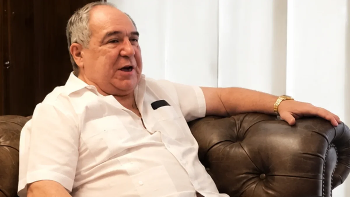 Abdalá Bucaram espera la lectura de sentencia en el caso Pruebas COVID-19, suspendida nuevamente por la ausencia de un juez.