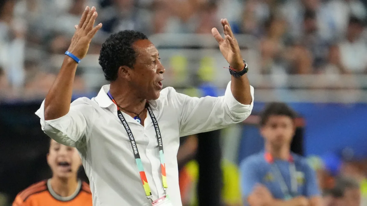 El seleccionador de Cabo Verde, Bubista, reaccionando en un partido de los dieciseisavos de final del Mundial de la FIFA 2026 entre Argentina y Cabo Verde.