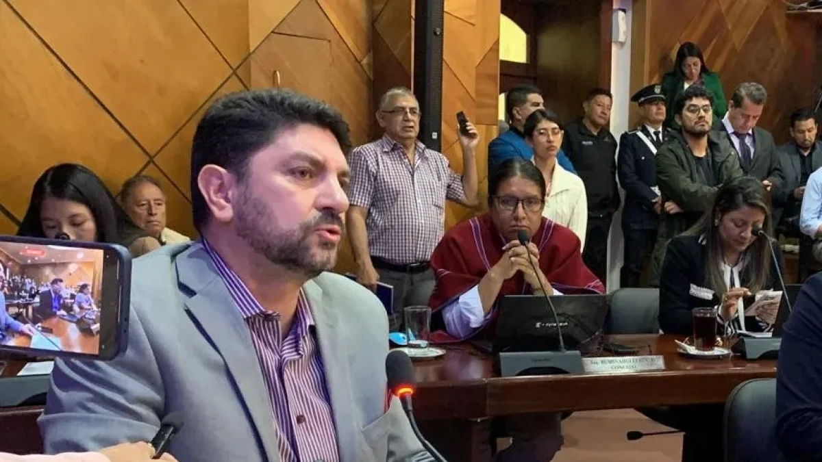 Gonzalo Callejas durante la última sesión del Concejo Cantonal de Ambato en la que presentó su renuncia irrevocable a la concejalía, el 21 de julio de 2026.