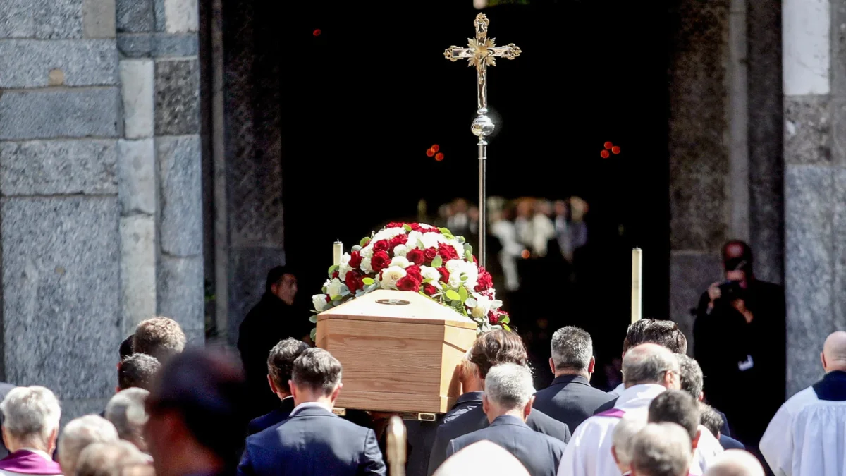 Personas trasladan el féretro de Franco Baresi en la basílica de San Ambrosio durante su funeral en Milán, Italia, el 4 de agosto de 2026.