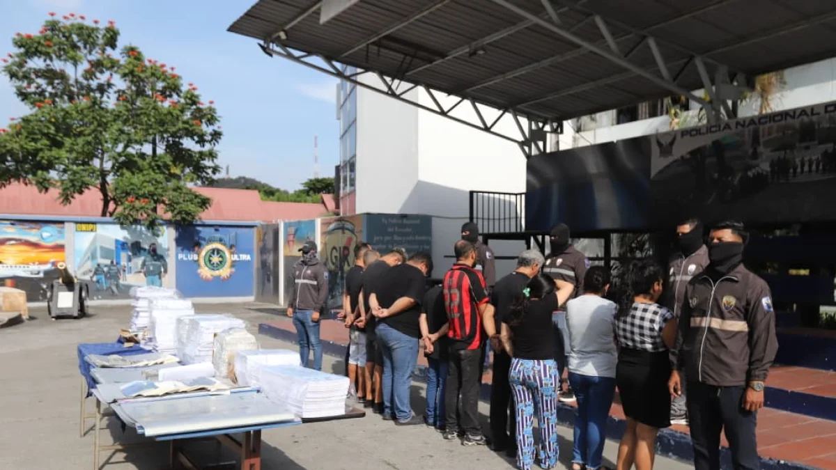 Diez personas fueron aprehendidas en una imprenta donde presuntamente se elaboraban documentos vehiculares falsos.