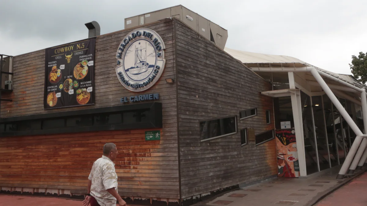 Mercado del Río funcionó desde 2018, pero en 2023 redujo su oferta e incluso fue cerrada una de las dos naves de restaurantes.