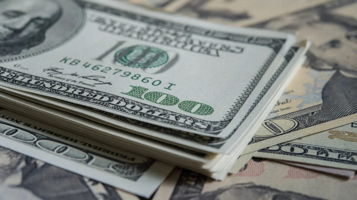 La reducción del riesgo país modificó las condiciones de financiamiento del Ecuador y generó un comportamiento inusual entre la deuda interna y la externa.