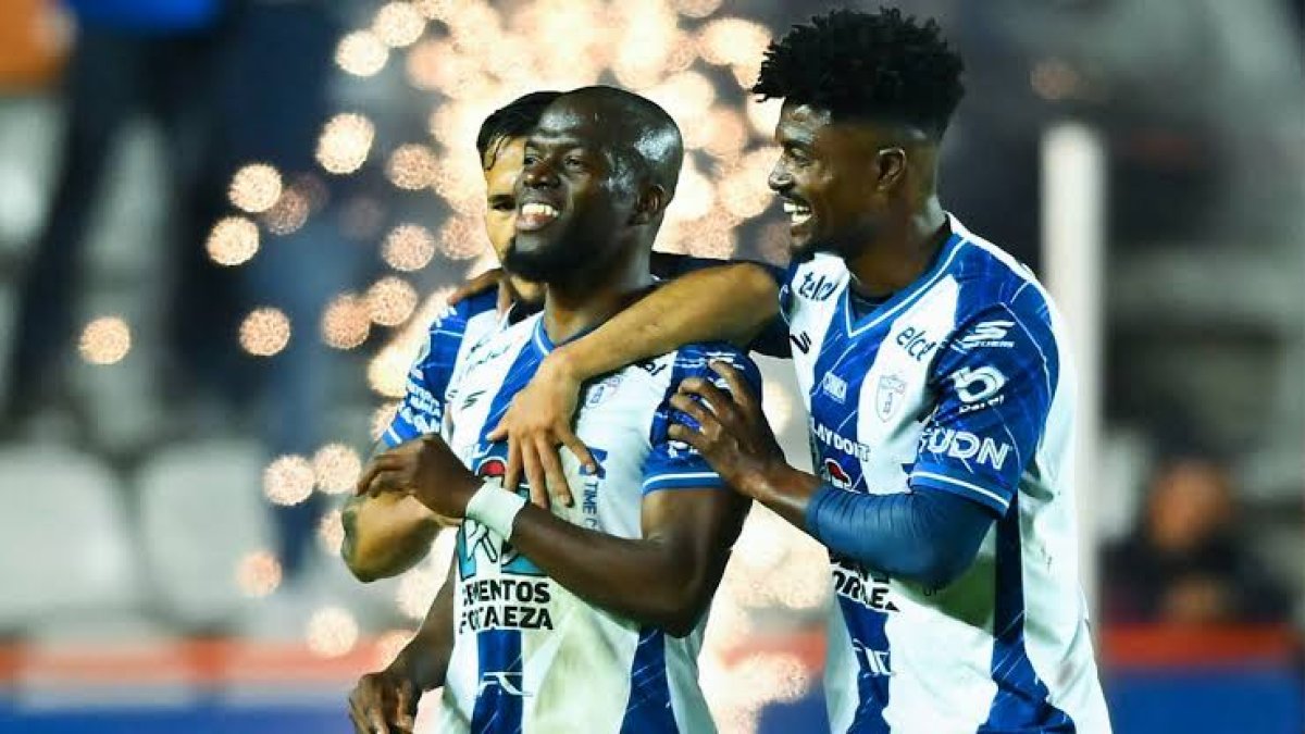 Enner Valencia (c) viene de militar en el Pachuca de México, de donde salió como jugador libre.