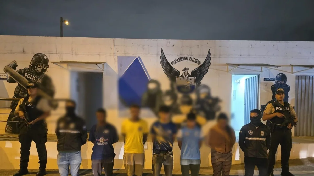 La Policía Nacional decomisó 204 paquetes de presunta marihuana durante un operativo que evitó el ingreso de 100 kilos de droga a Quito.