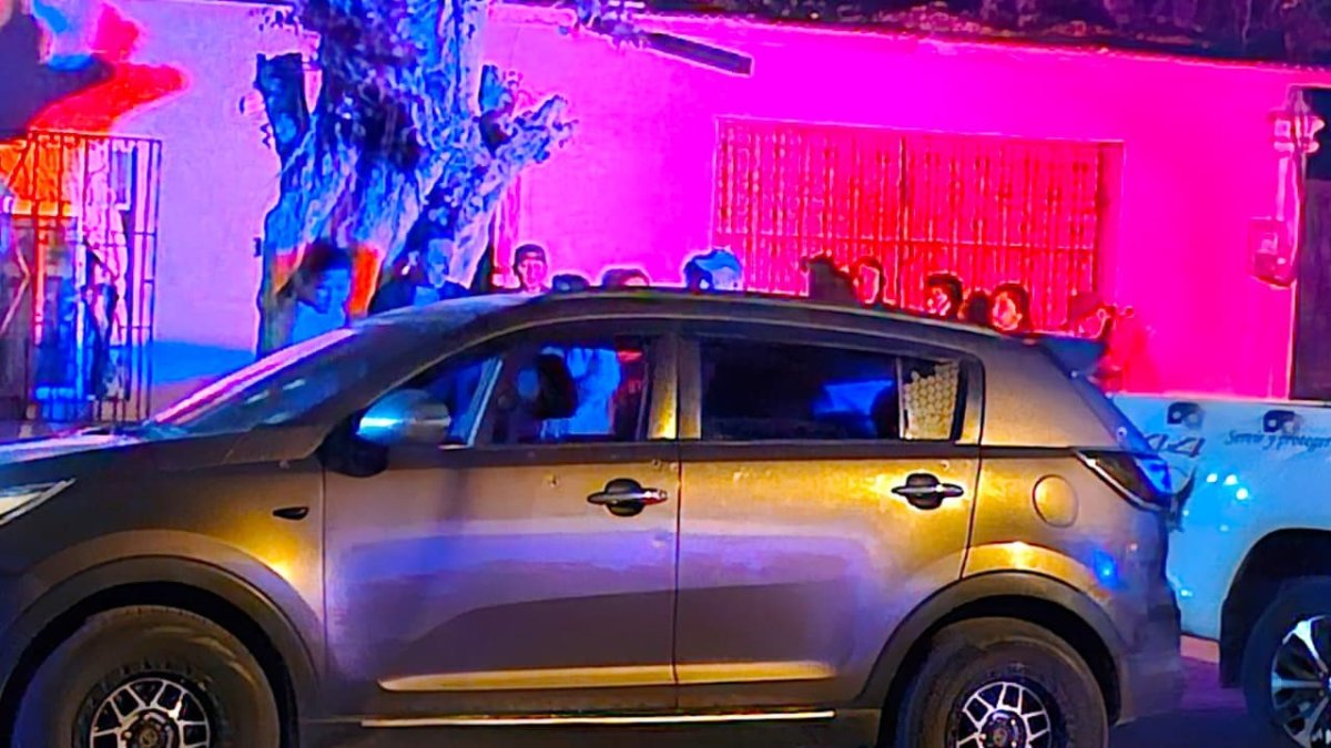 El carro en donde se movilizaban las víctimas fue baleado por la parte de atras ante el asombro de transeuntes