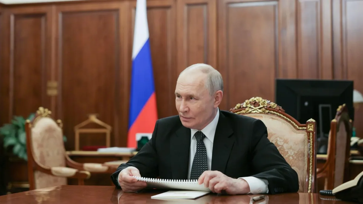El Presidente de Rusia, Vladimir Putin durante su encuentro con el CEO y Presidente del Consejo de Administración de ALROSA Pavel Marinychev, el 04 de agosto de 2026.
