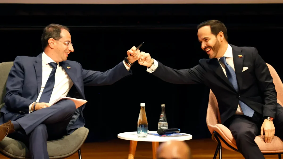 El presidente electo de Colombia, Abelardo de la Espriella (d), saluda a su vicepresidente, José Manuel Restrepo.