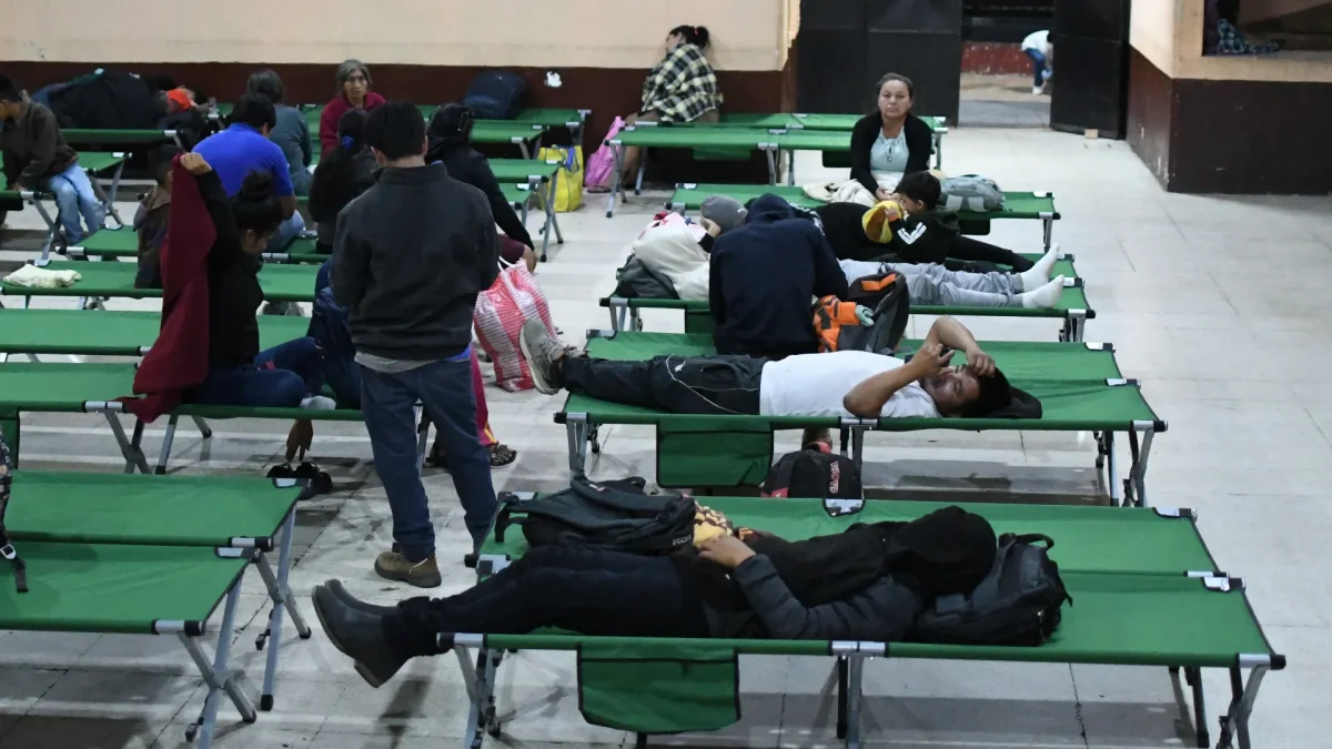 Personas descansan tras ser evacuadas este martes, en Alotenango al suroeste de Ciudad de Guatemala (Guatemala).