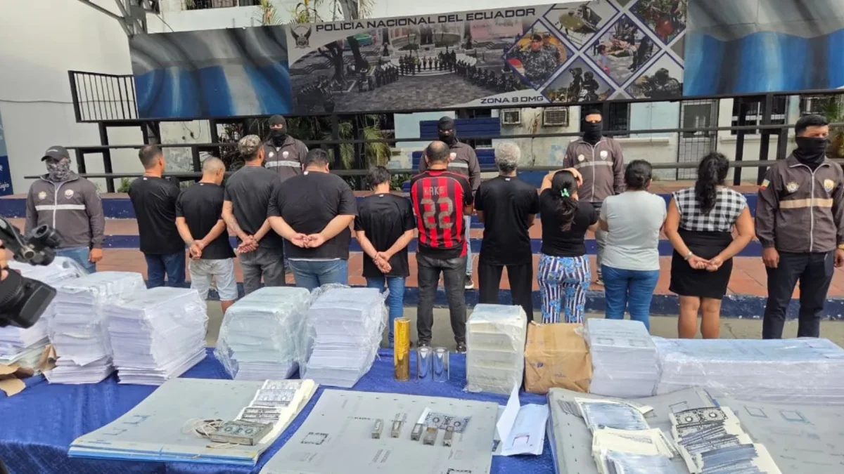 Policía Judicial detuvo a 10 personas en Guayaquil por presunta falsificación de documentos vehiculares.