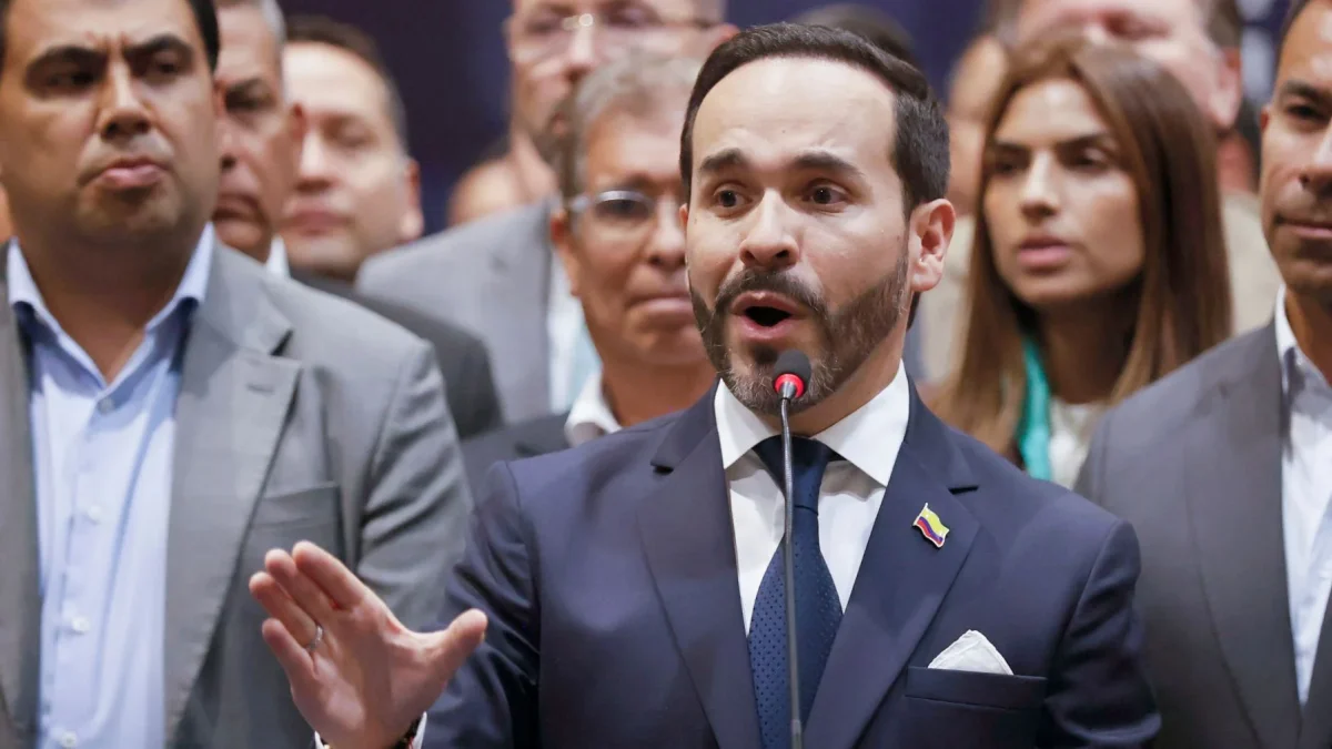 Entre el modelo Bukele y las sombras de su pasado, arranca en Colombia el gobierno de Abelardo de la Espriella.