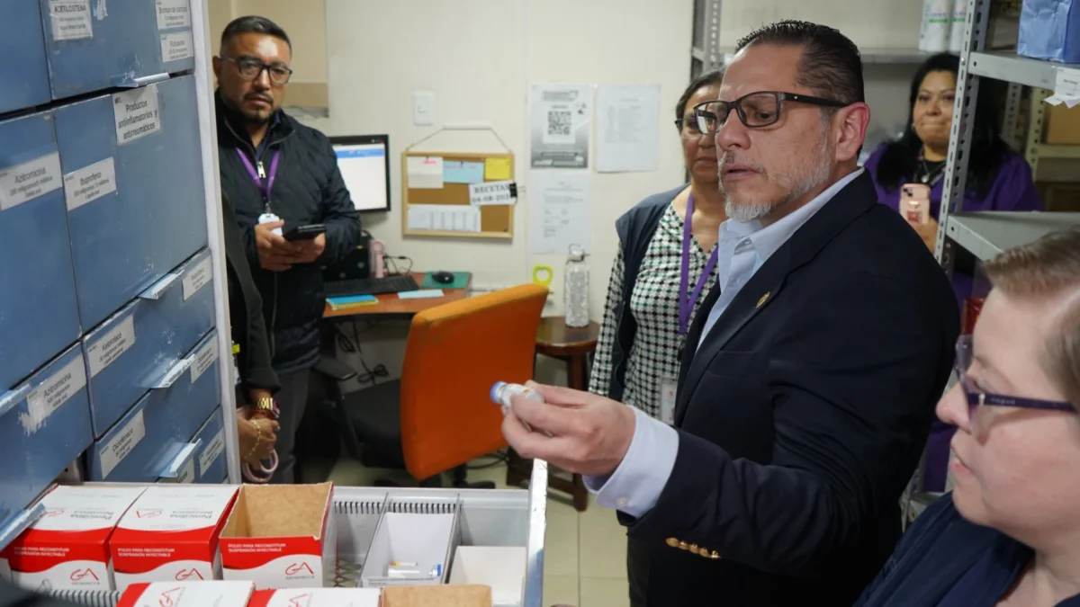 El ministro de Salud revisa el inventario de medicamentos durante una inspección en Guamaní.