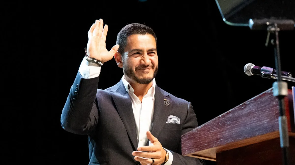 El candidato demócrata al Senado por Michigan, Abdul El-Sayed, en la fiesta de la noche de las elecciones primarias en Detroit, Michigan, EE. UU., el 5 de agosto de 2026.