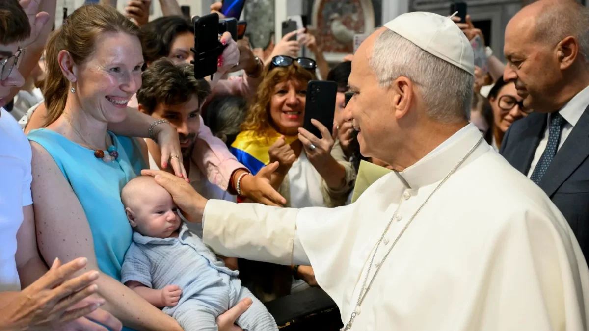 El Papa León XIV, bendice a un niño en la Basílica de San Pedro, Ciudad del Vaticano, el 5 de agosto de 2026.