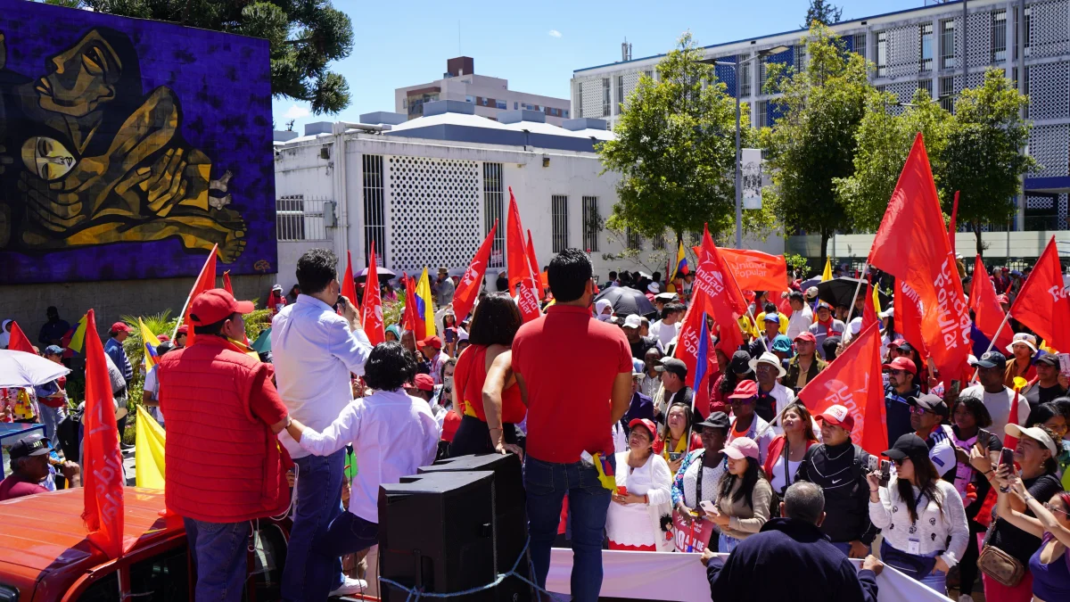 La UNE y otras organizaciones sociales plantean la revocatoria del presidente Daniel Noboa.