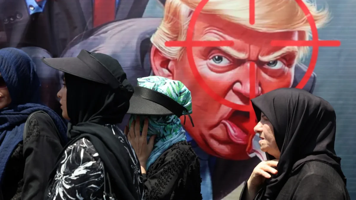 Ciudadanos iraníes caminan junto a una pancarta anti-Trump durante la ceremonia del Día de Arbaeen en las calles de la capital, Teherán, Irán, el 4 de agosto de 2026.