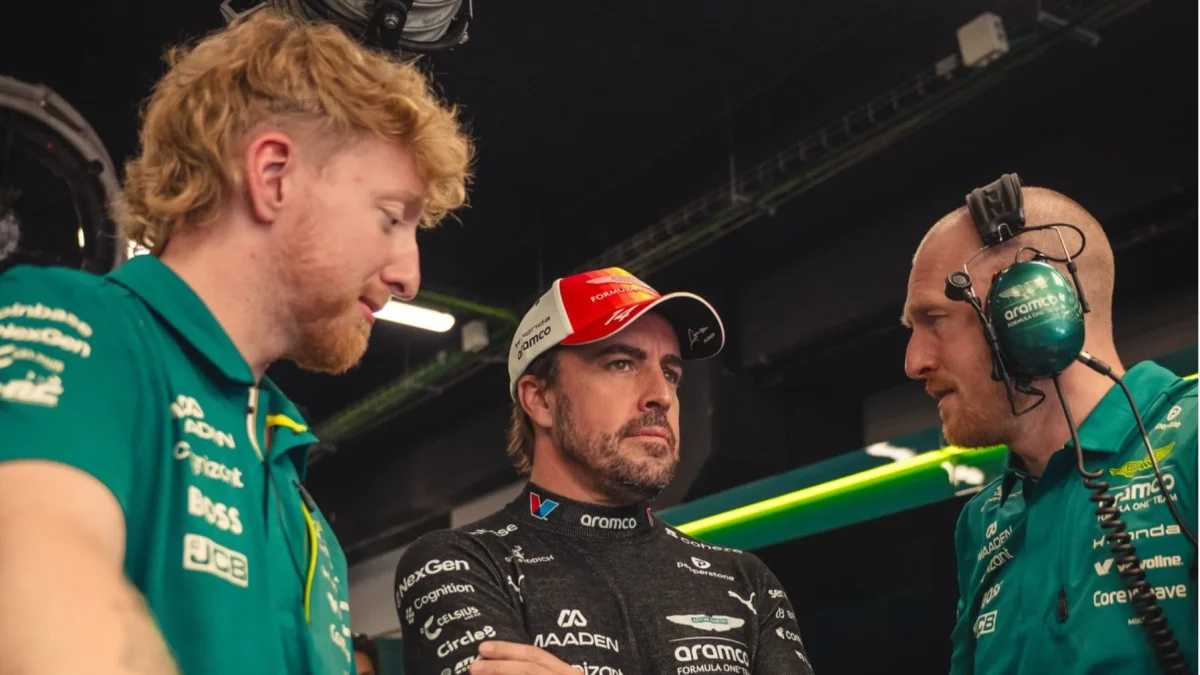 Fernando Alonso junto al equipo de Aston Martin durante los preparativos previos a una carrera.